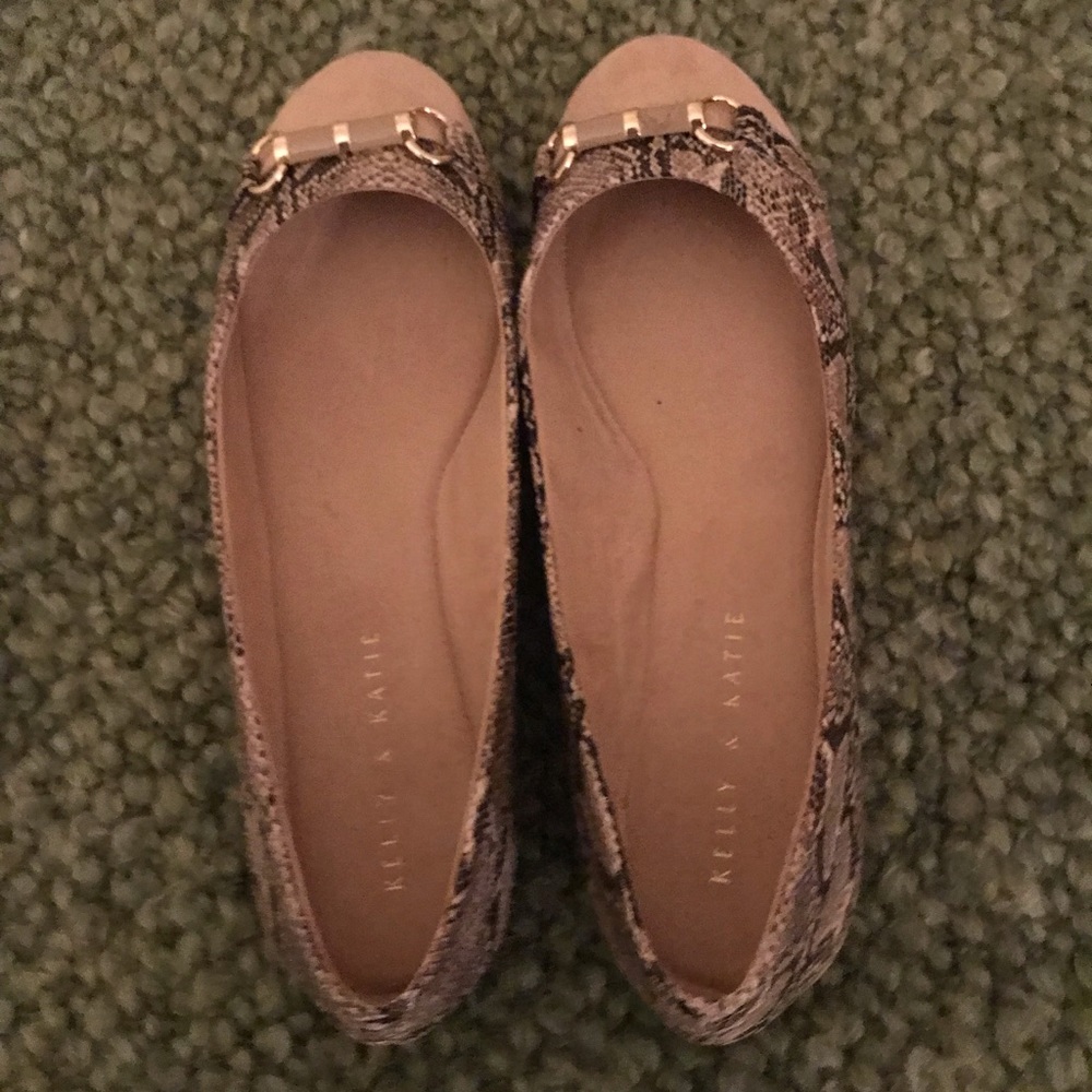 NWOT Kelly & Katie beautiful Tan Suede flats 9M
